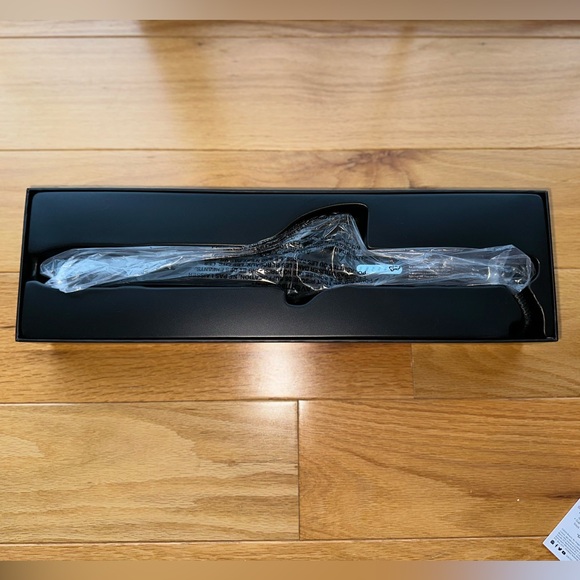 Bio Ionic Long Barrel Styler Curling Iron 1.25" with Variable Heat Setting - Picture 6 of 9